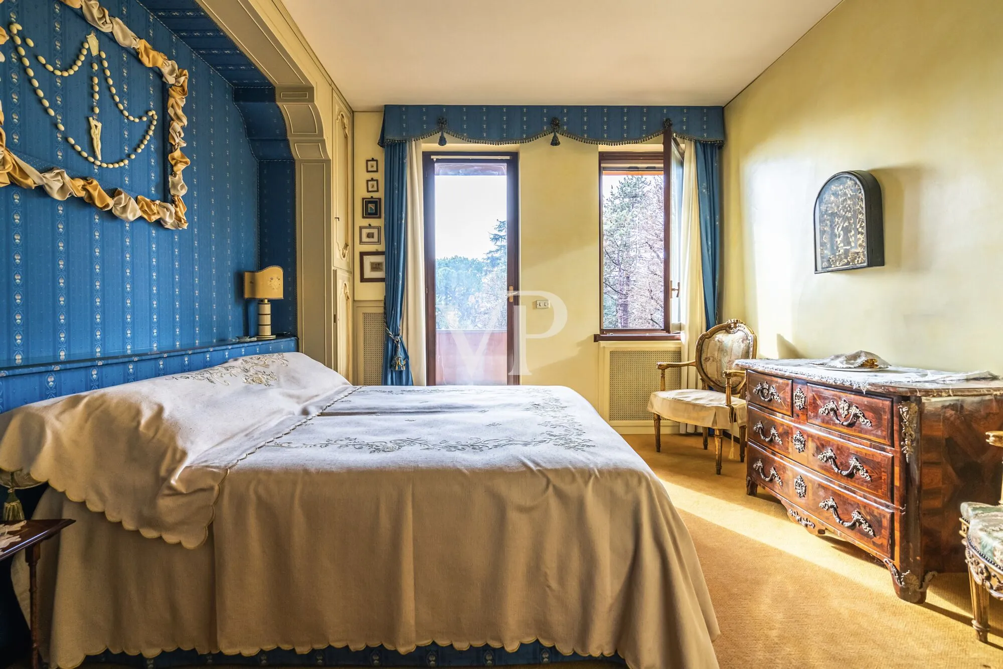 Majestic villa in dominant position with private pool