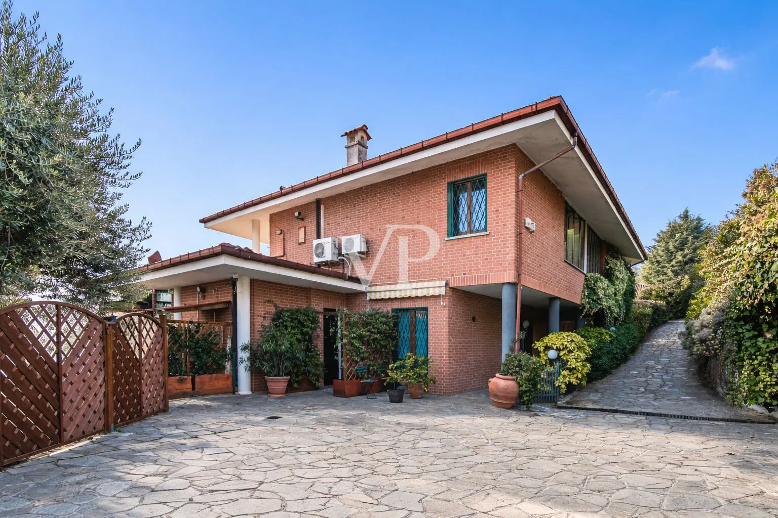 Villa with garden and breathtaking views of the Alps