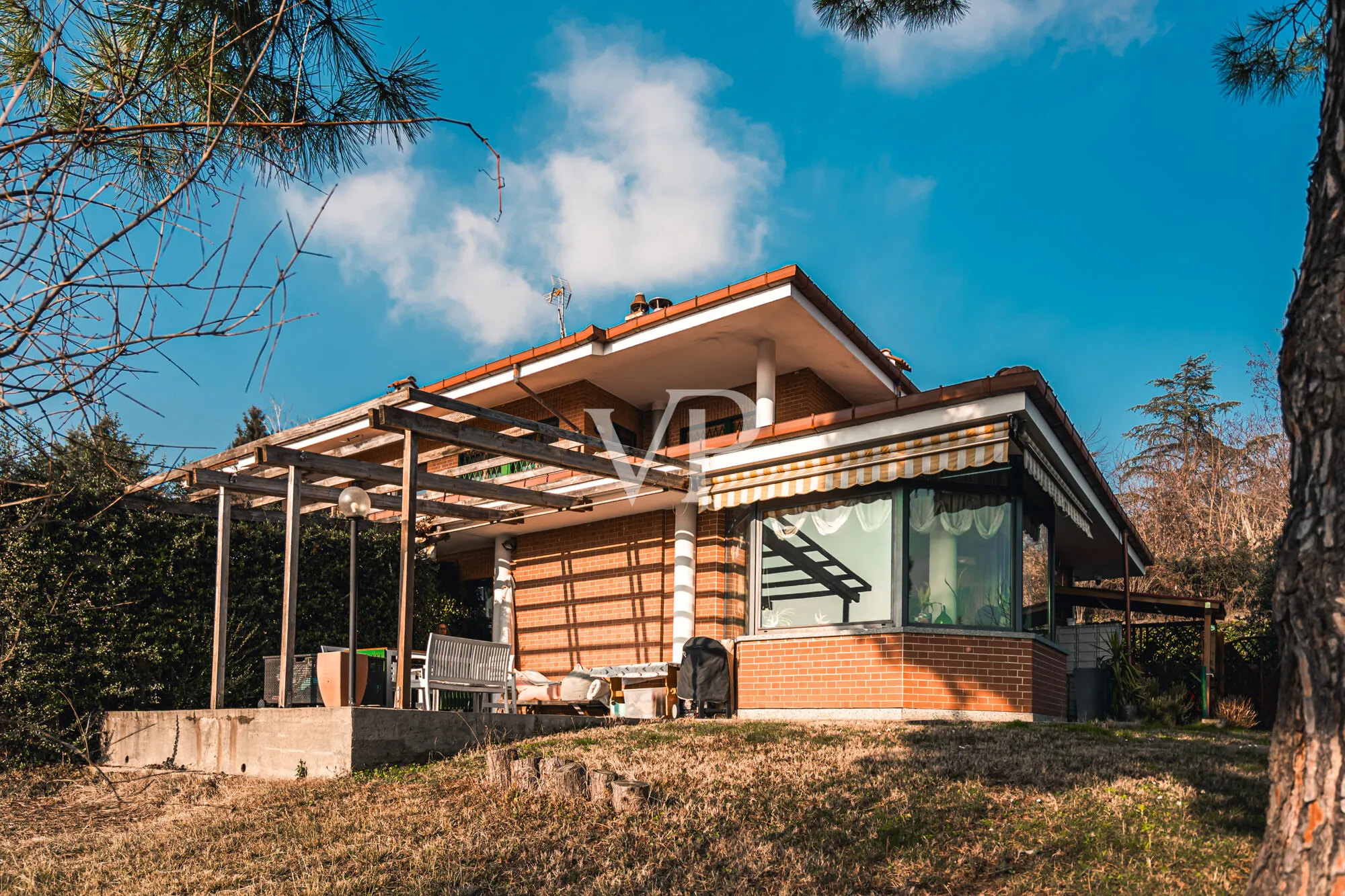 Villa with garden and breathtaking views of the Alps