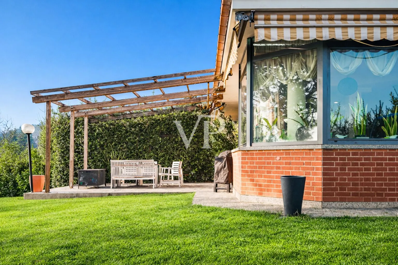 Villa with garden and breathtaking views of the Alps