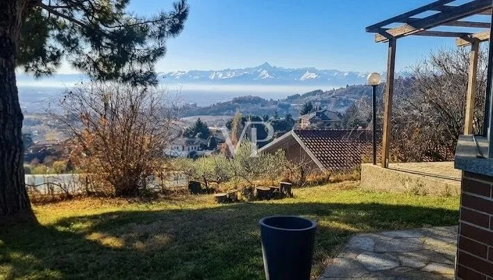 Villa with garden and breathtaking views of the Alps