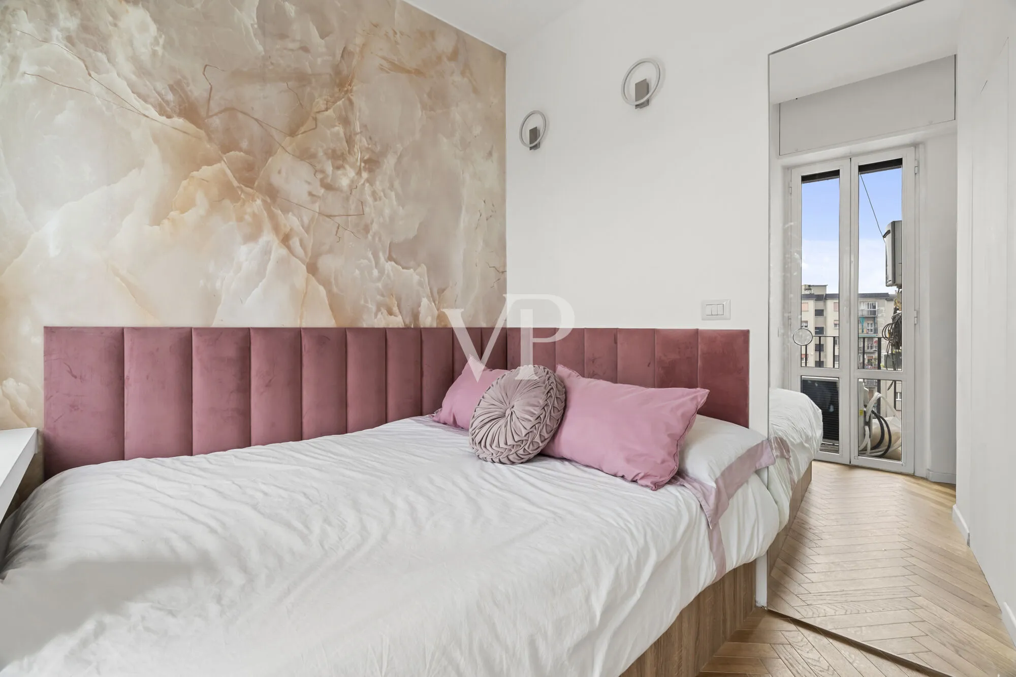 Lovely one-bedroom designer apartment with south-facing terrace