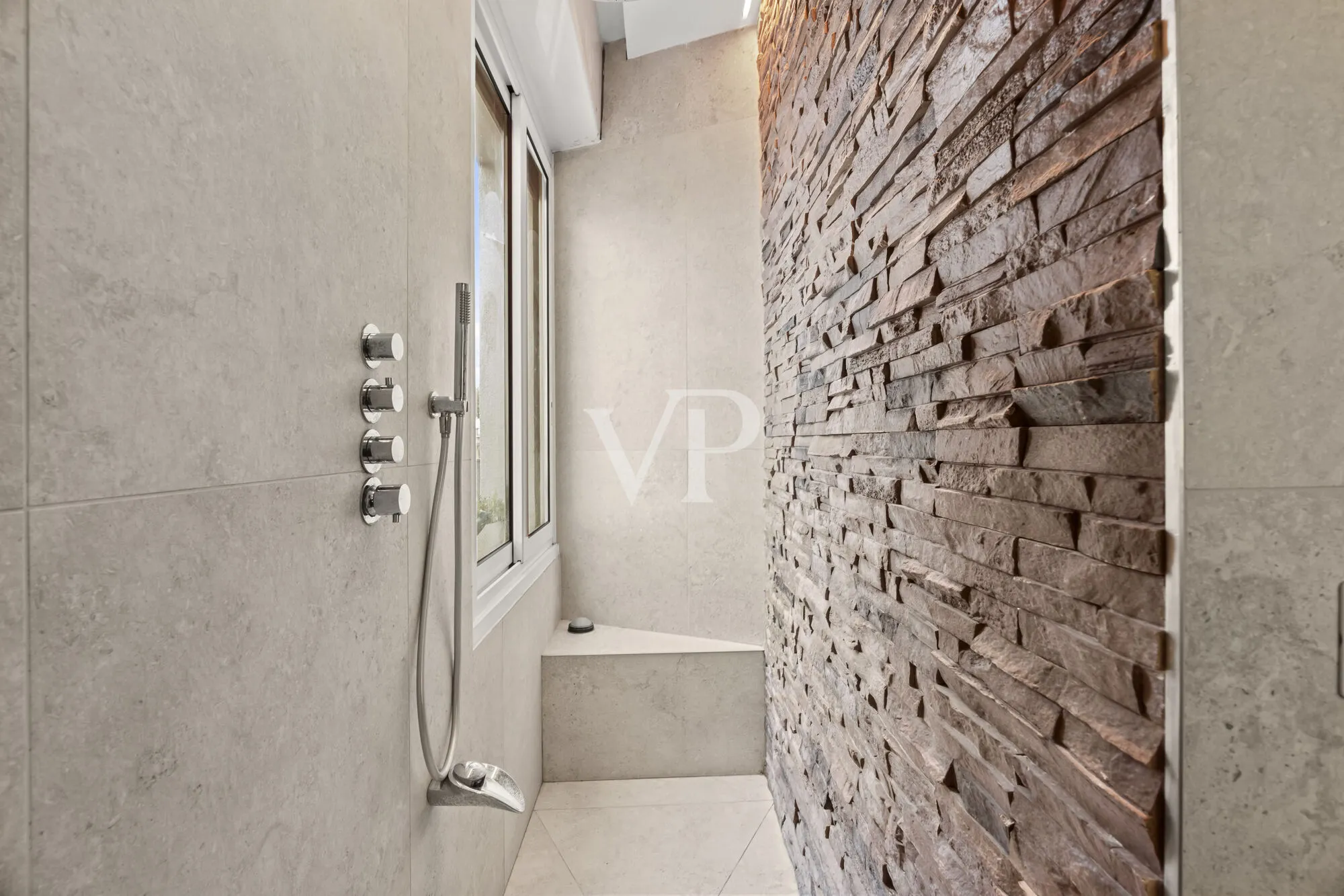 Lovely one-bedroom designer apartment with south-facing terrace