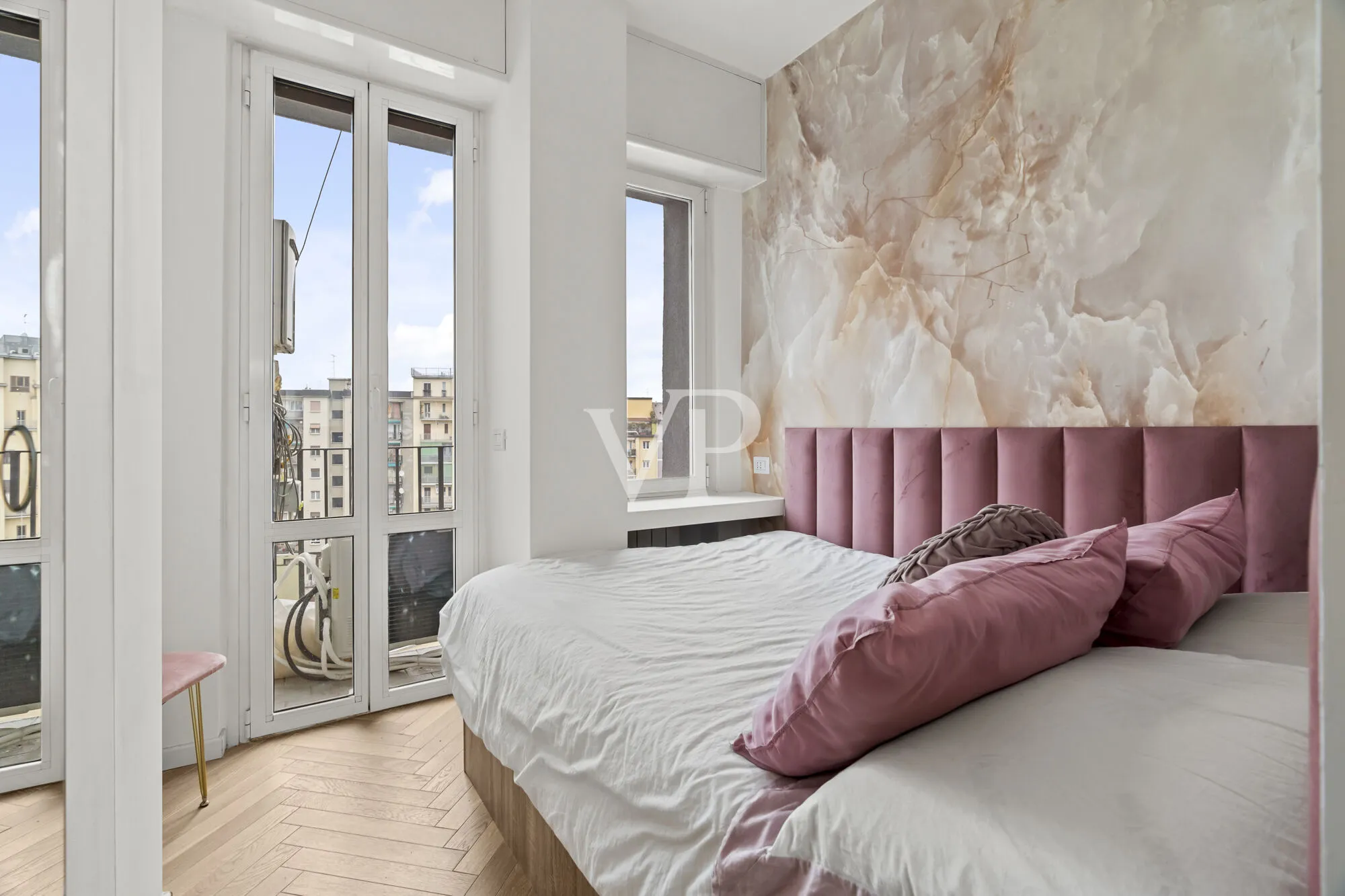 Lovely one-bedroom designer apartment with south-facing terrace