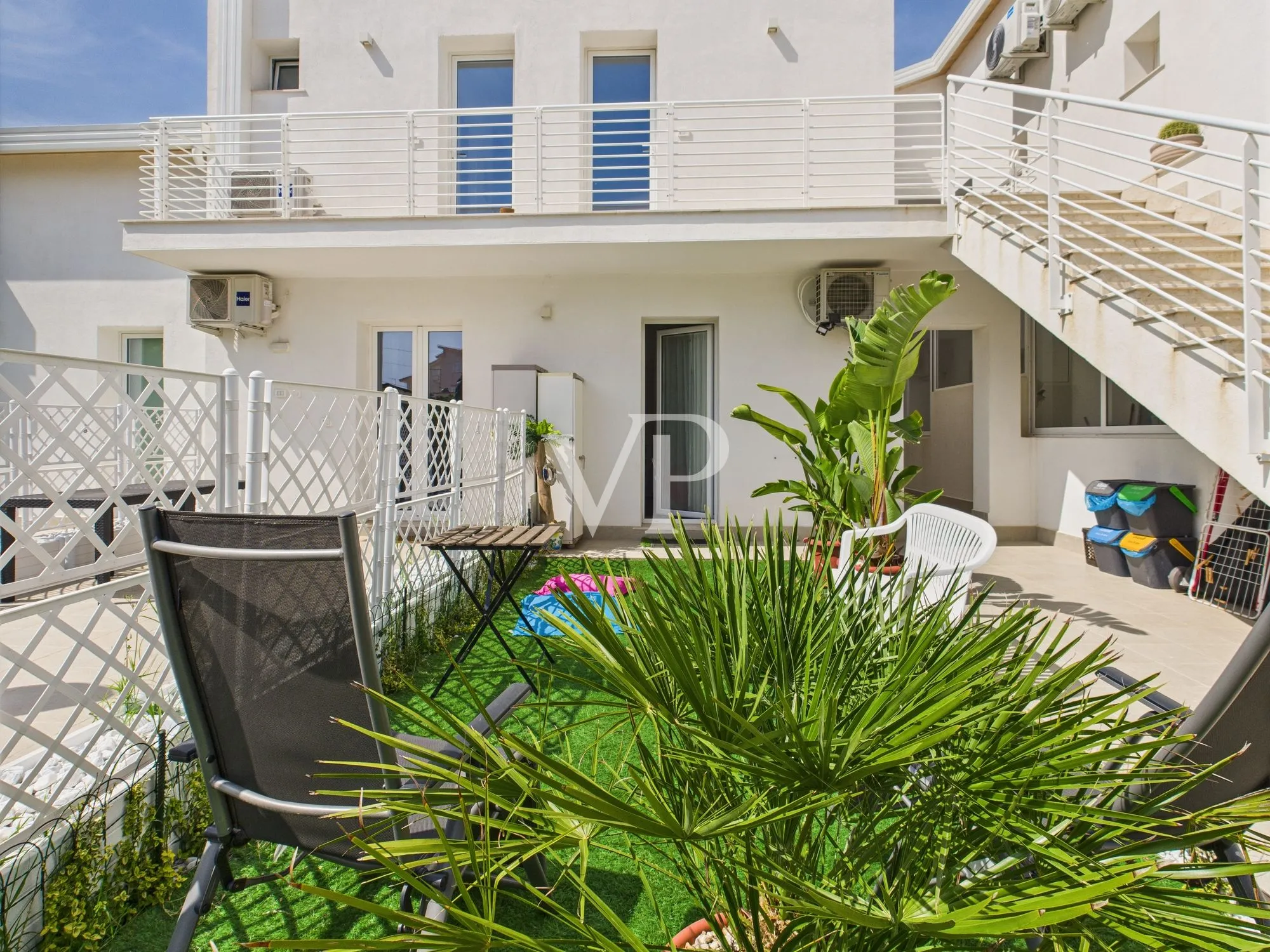 ingresso con giardino