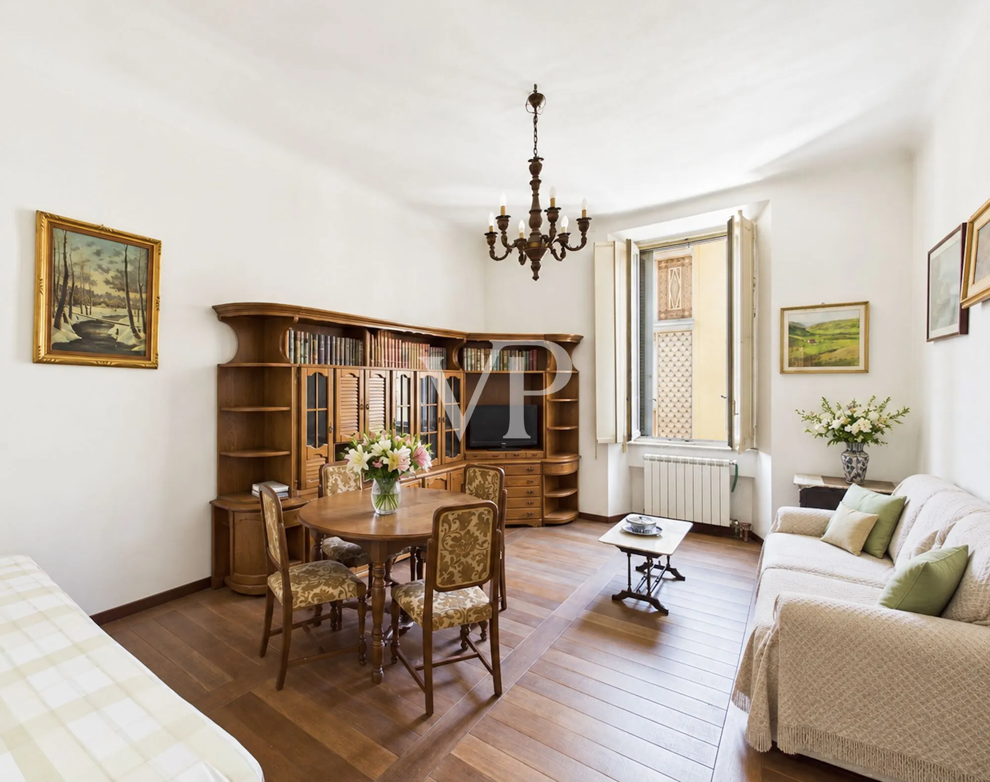 Bright apartment in a historic building with a basement