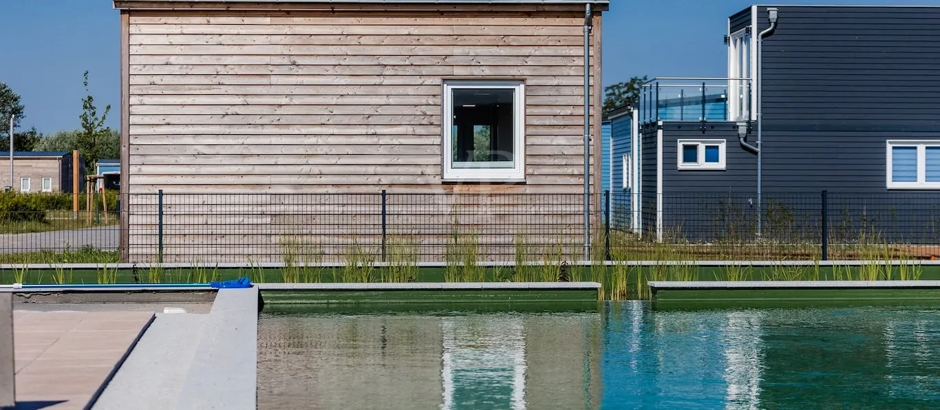 Seitenansicht mit Pool