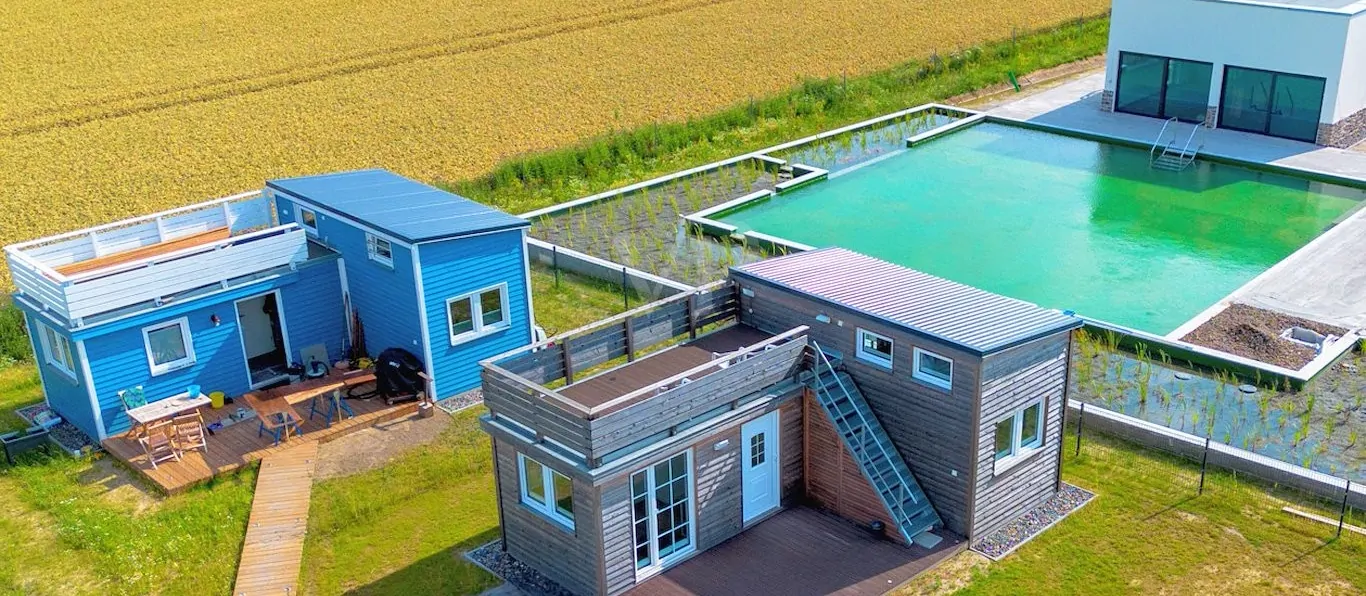 Luftaufnahme mit Poolansicht