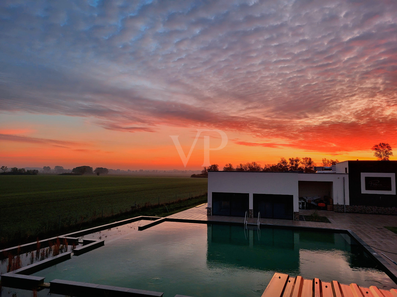 Pool bei Sonnenuntergang