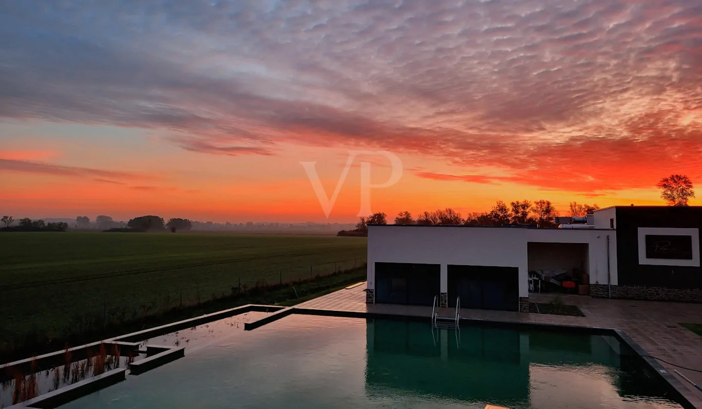 Pool bei Sonnenuntergang