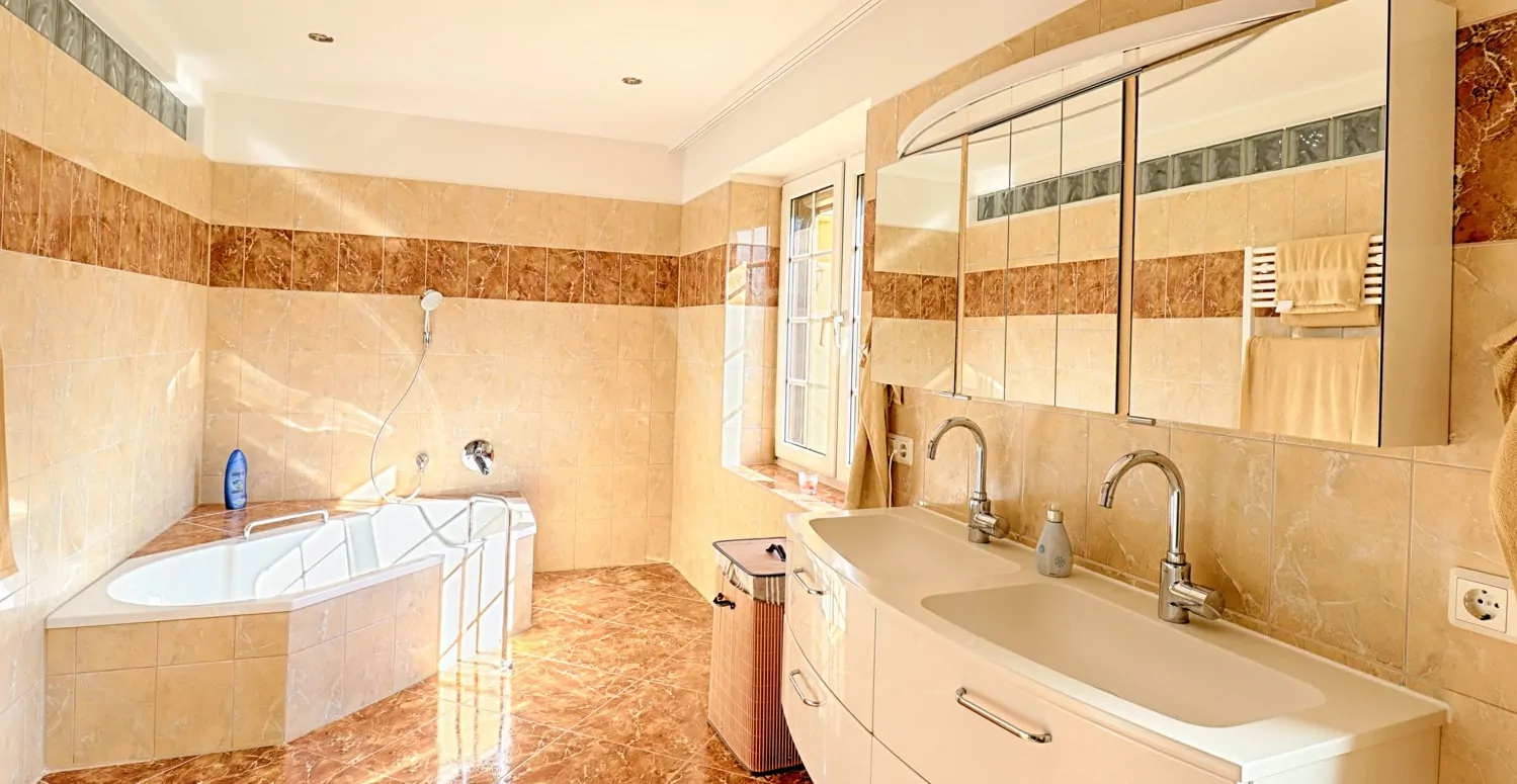 Badezimmer mit Wanne