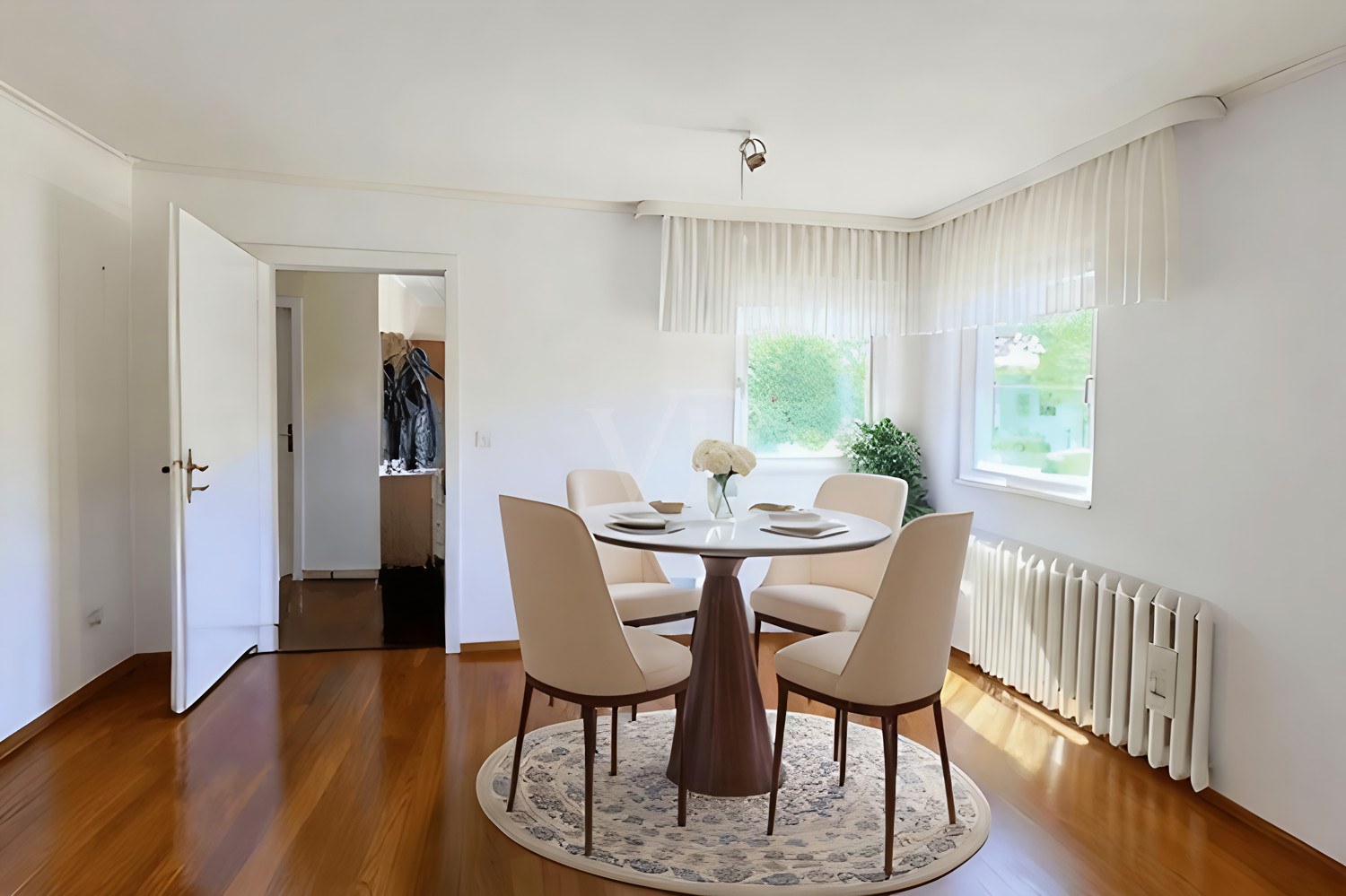 Esszimmer digital möbliert