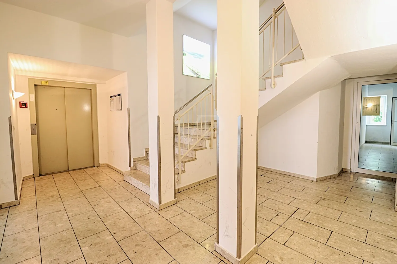 Treppenhaus mit Fahrstuhl