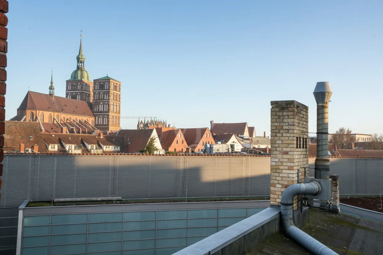 Blick auf die Kirche aus der Küche