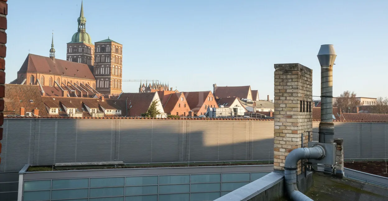 Blick auf die Kirche aus der Küche