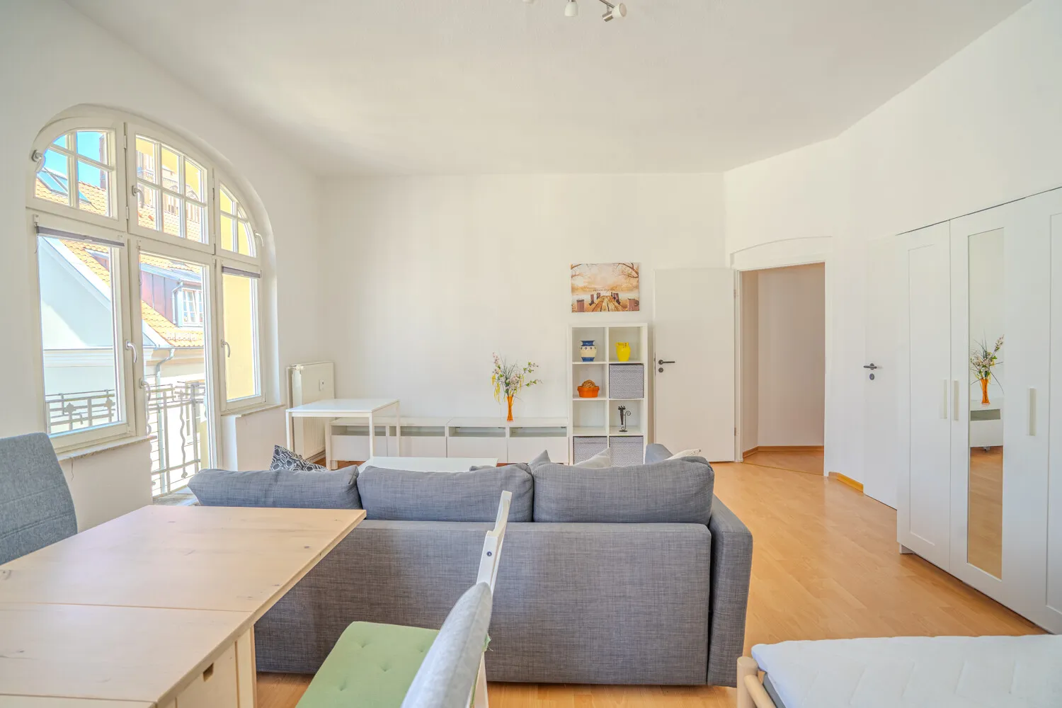 Wohn- und Schlafzimmer