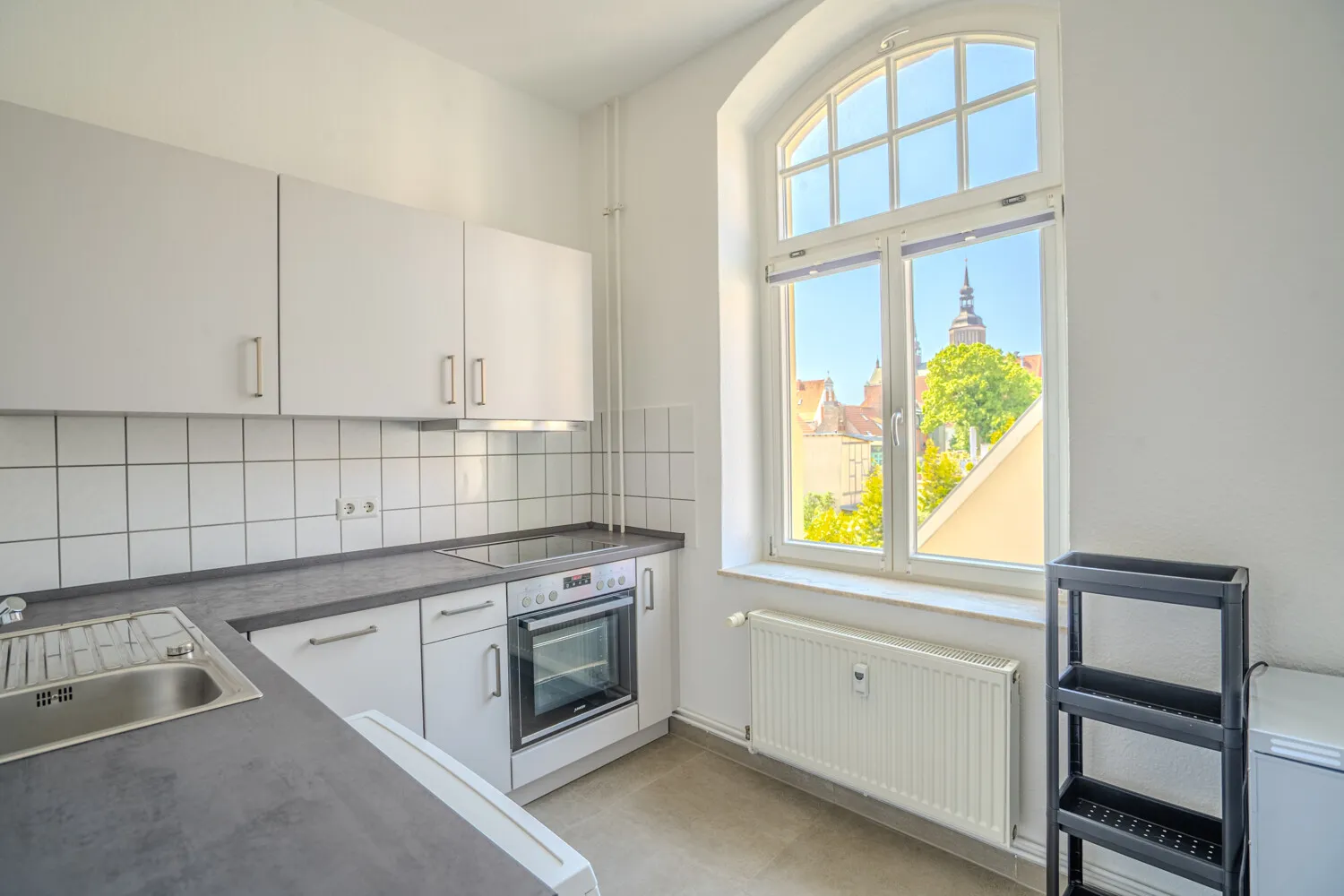 Küche mit Kirchenblick