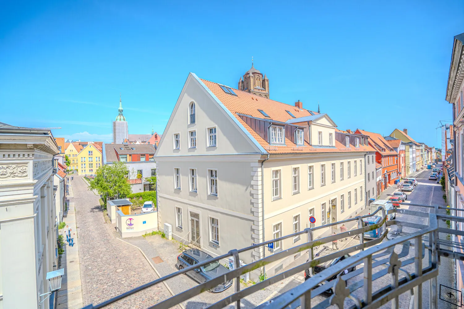 Balkonausblick auf zwei Kirchen