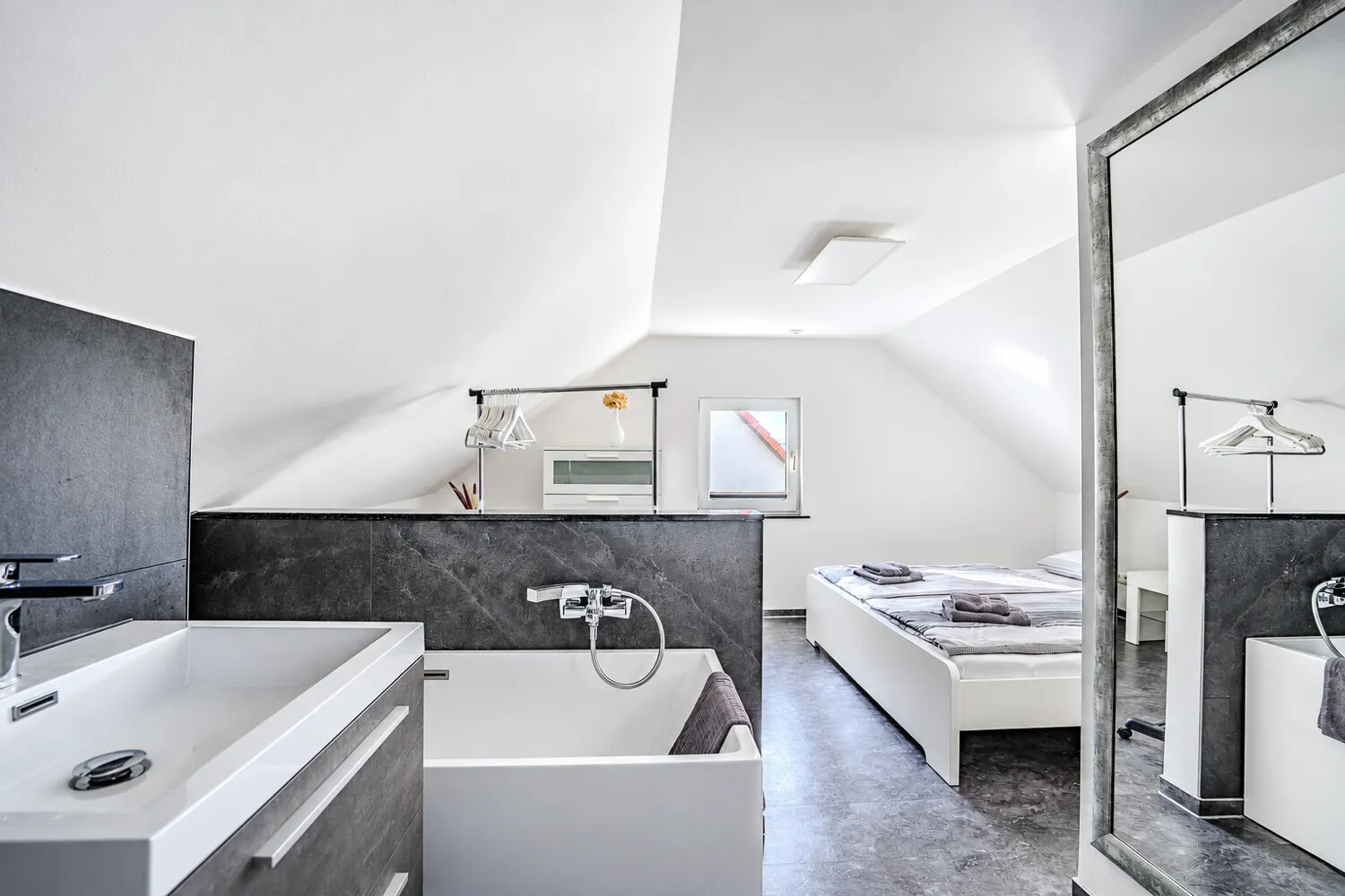 Bad, Schlafzimmer DG