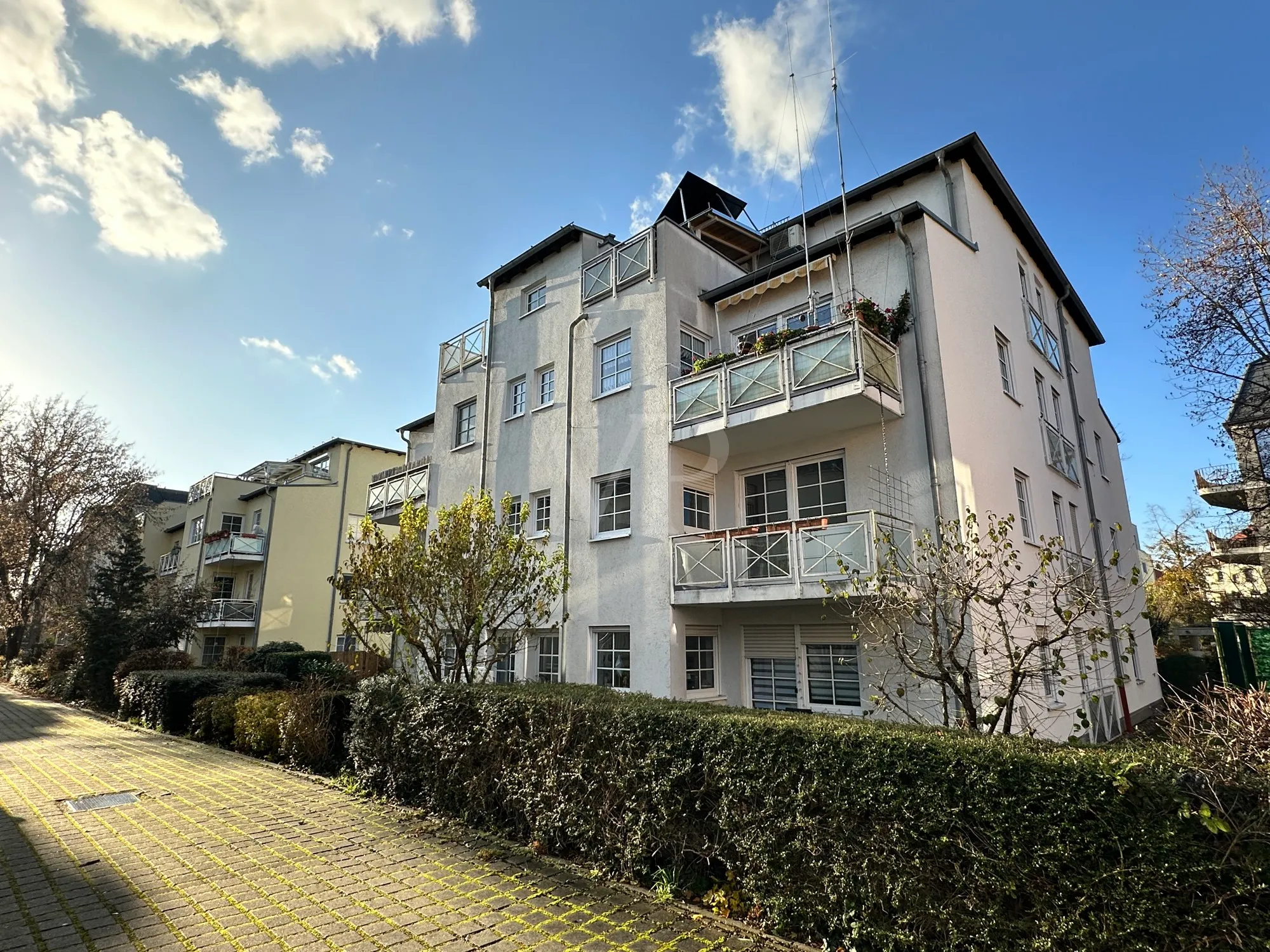 Subdivided apartment building in the second row in Blasewitz