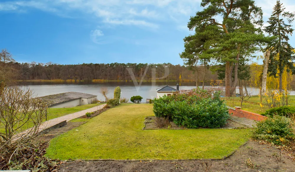 Gartenansicht mit unverbaubaren Blick auf den Möllensee