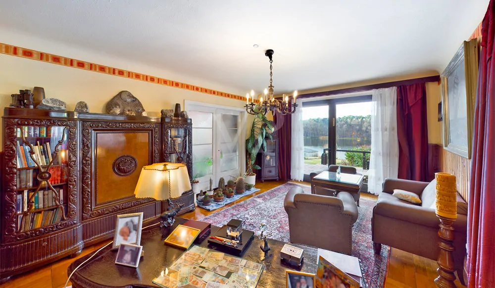 weiteres Wohnzimmer mit Austritt auf die Terrasse