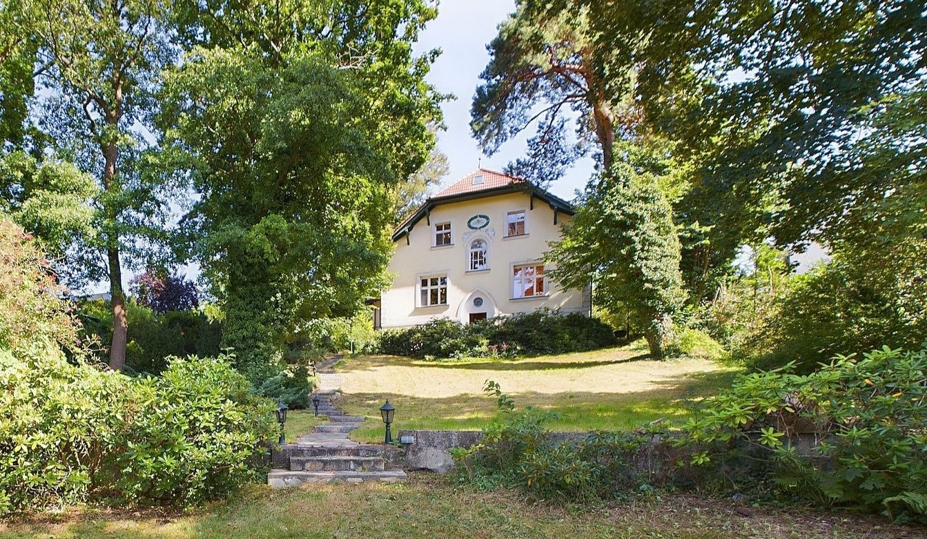 Erhabener Blick vom See zur Villa auf der Anhöhe