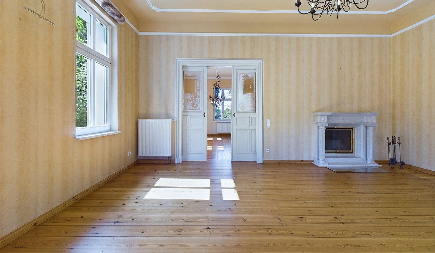 Wohnzimmer mit Kamin