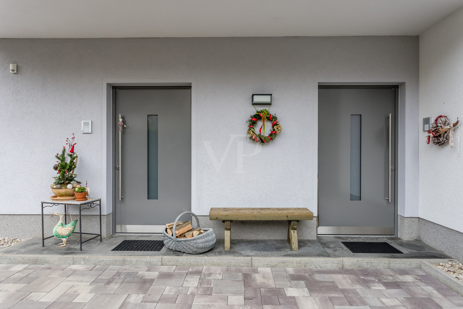 Haupteingangstür (rechts) / Einliegerwohnung (links)