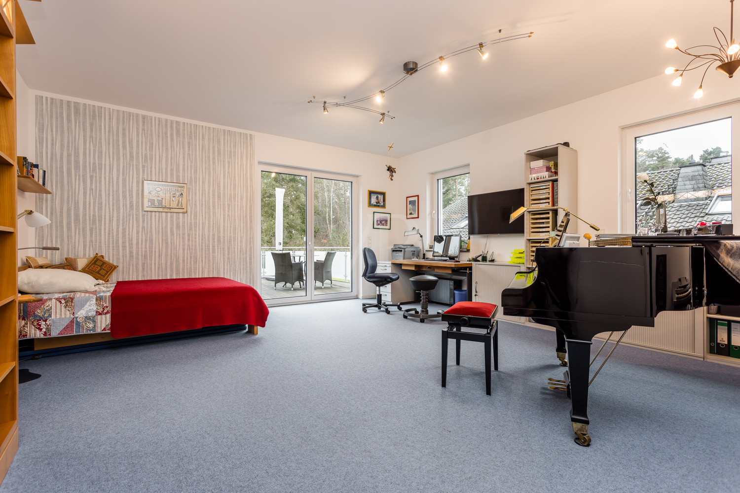 Schlafzimmer mit Zugang zum Balkon
