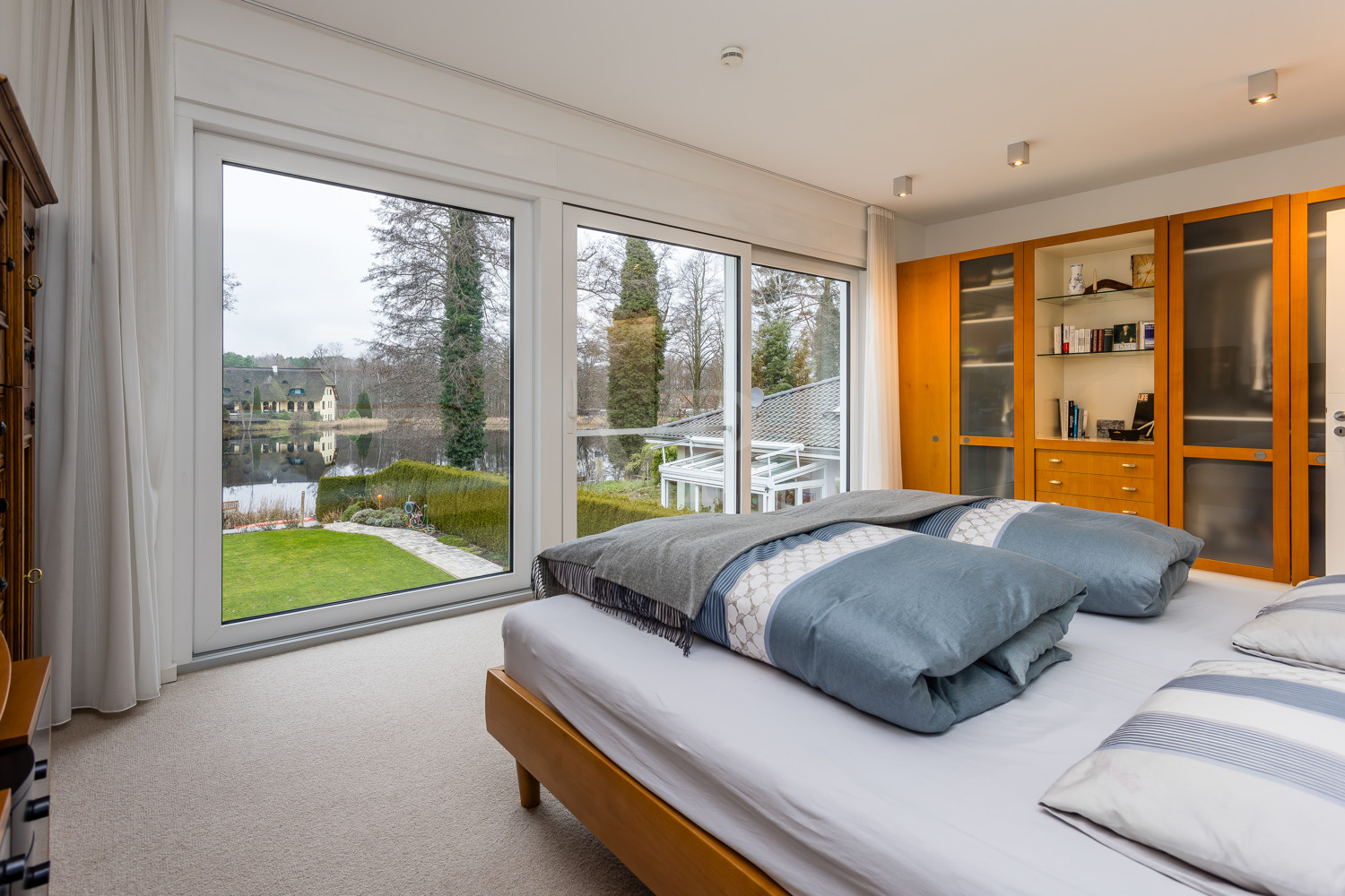Schlafzimmer mit Wasserblick