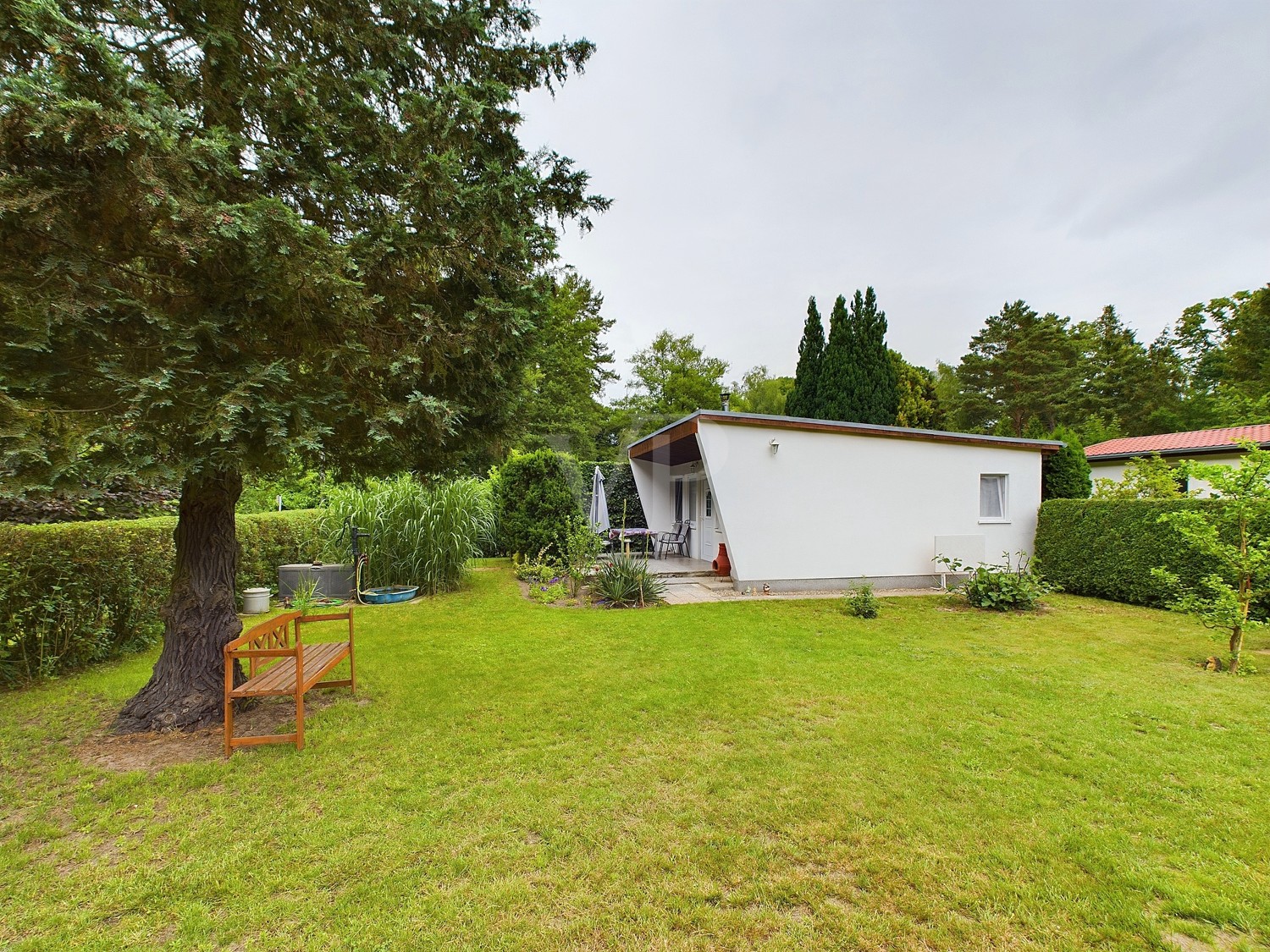 Garten und Bungalow-Ansicht