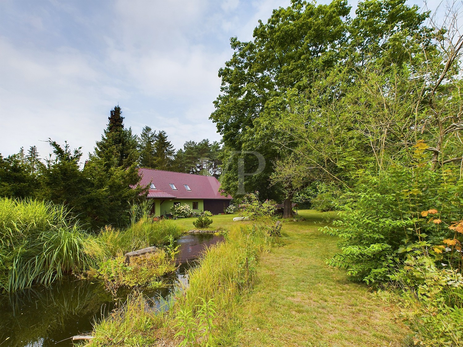 Grundstücksansicht mit Teich