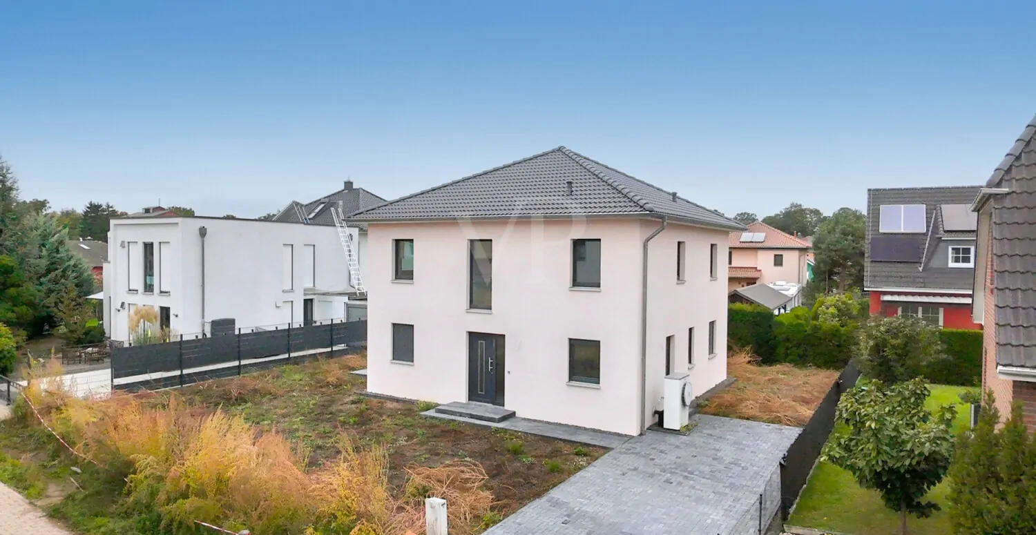 Hausansicht mit Einfahrt