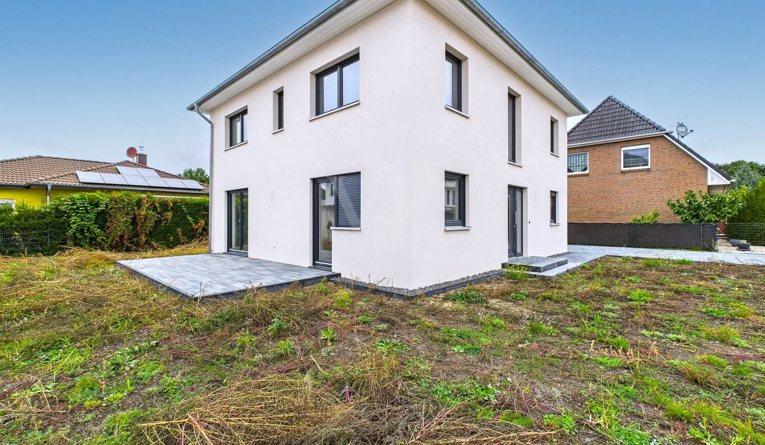 Hausansicht seitlich mit Terrasse