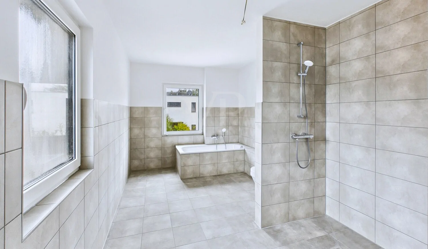 Badezimmer mit Dusche und Badewanne im OG