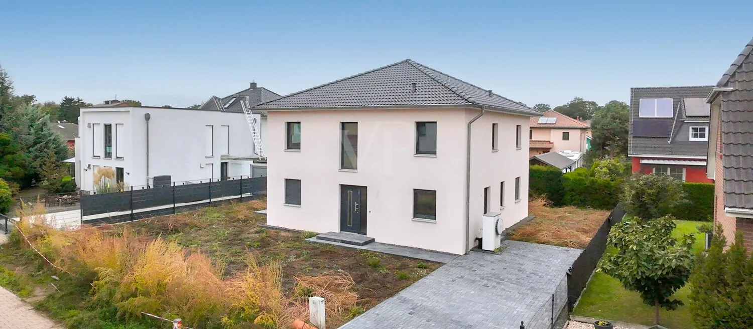 Hausansicht mit Einfahrt