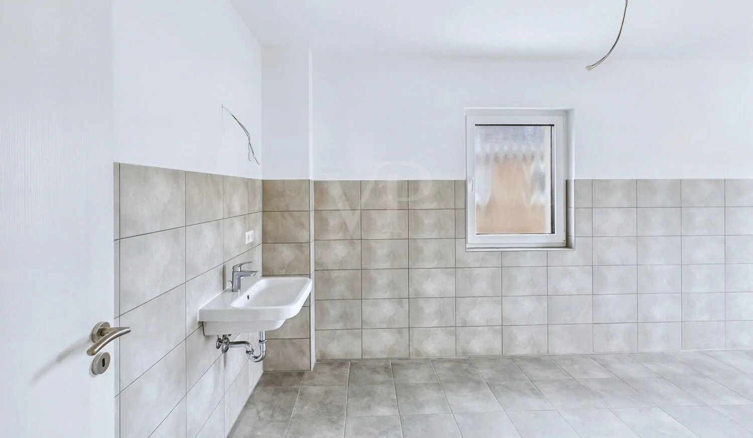 Badezimmer mit Dusche und Badewanne im OG