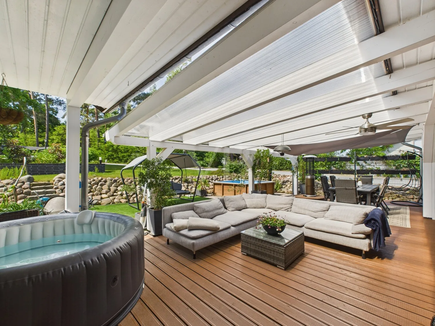 großzügige, überdachte Terrasse