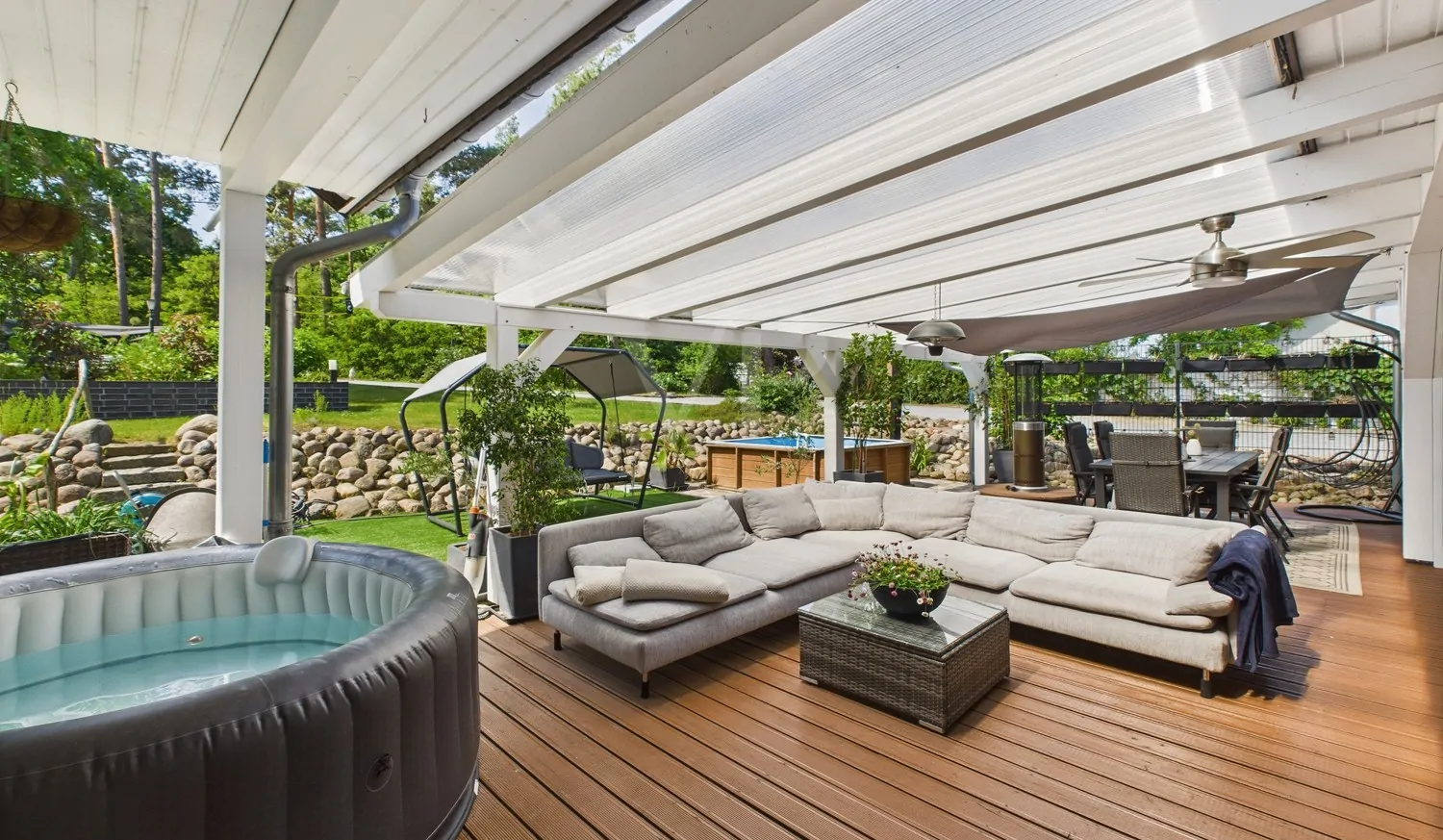 großzügige, überdachte Terrasse