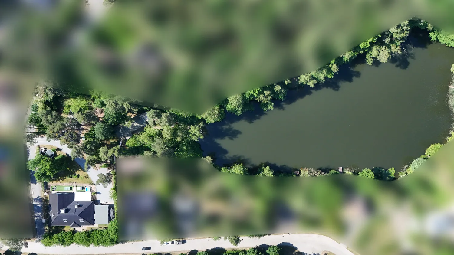 Drohnenbild vom Haus und See