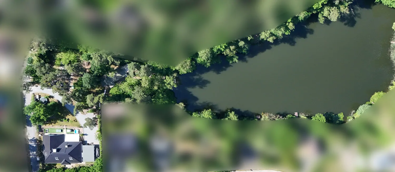 Drohnenbild vom Haus und See