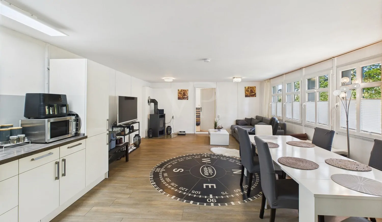 Wohn- und Essbereich mit eigener Küche im Gästebungalow