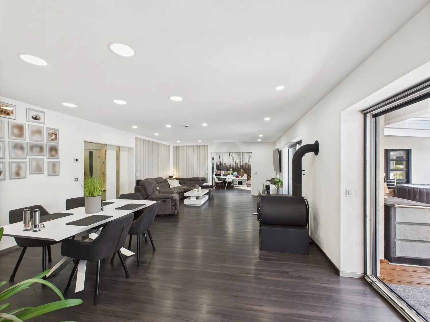 großzügiger Wohn- und Essbereich