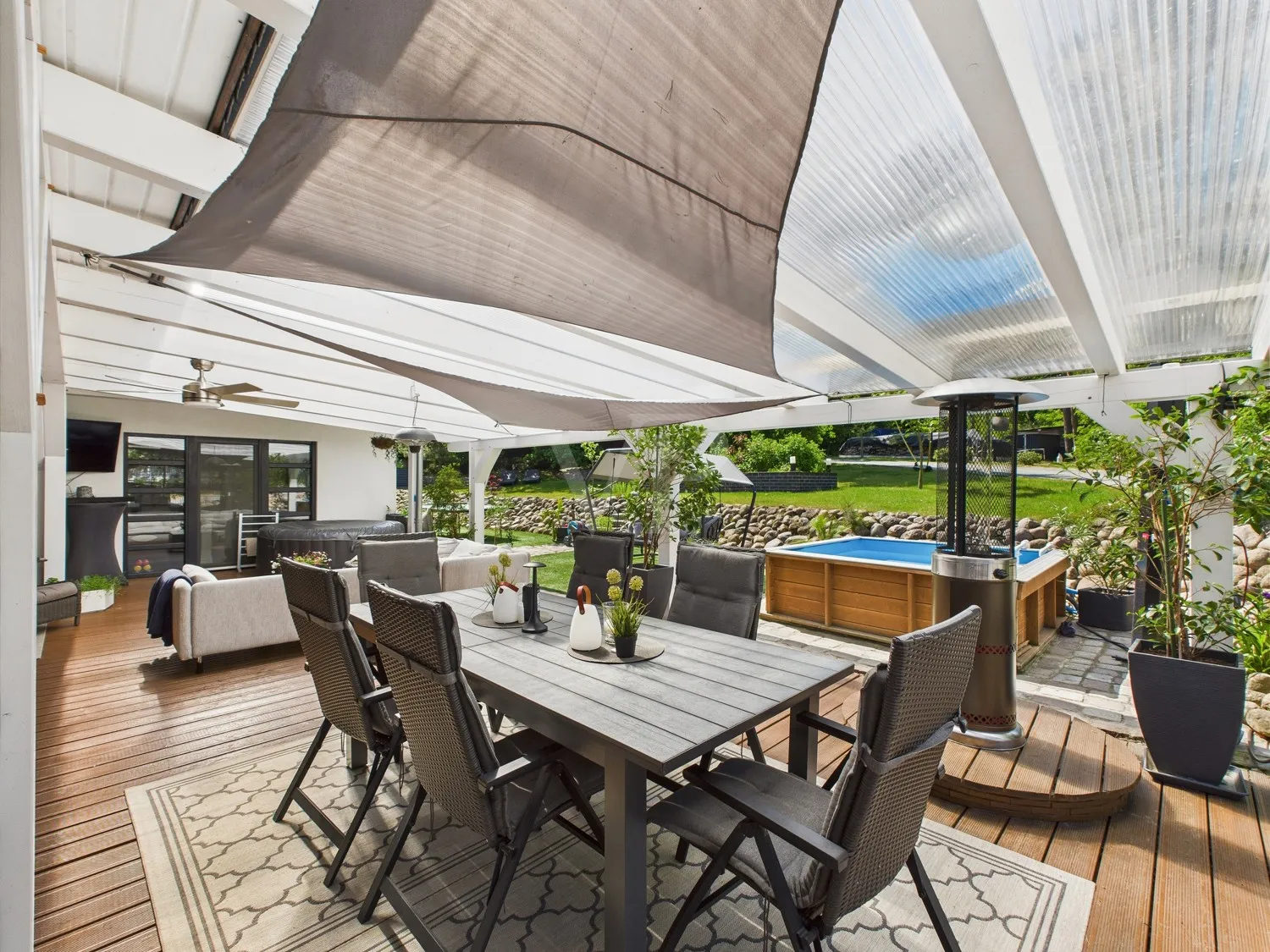 großzügige, überdachte Terrasse