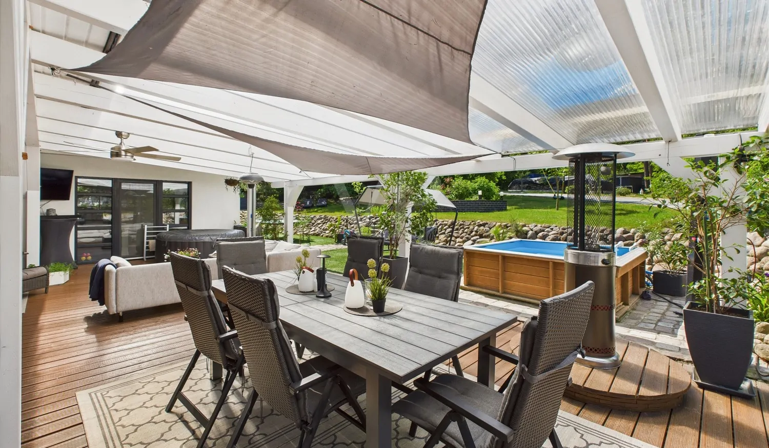 großzügige, überdachte Terrasse