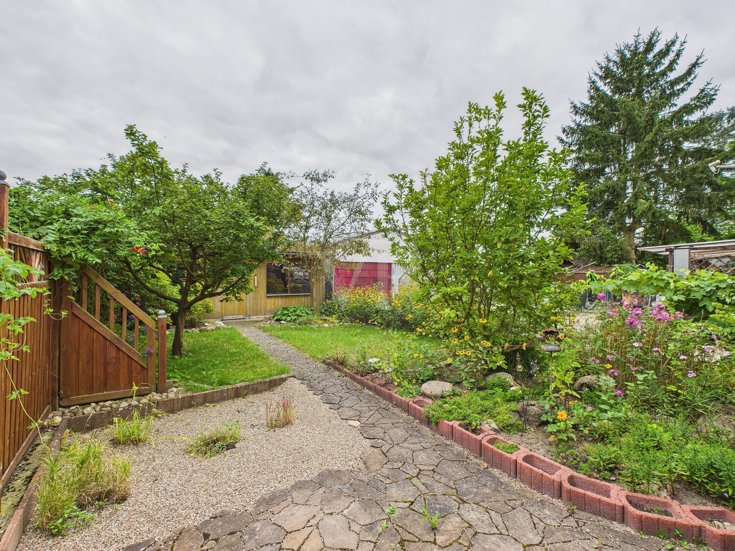 Gartenanteil hinter mittlerer Scheune