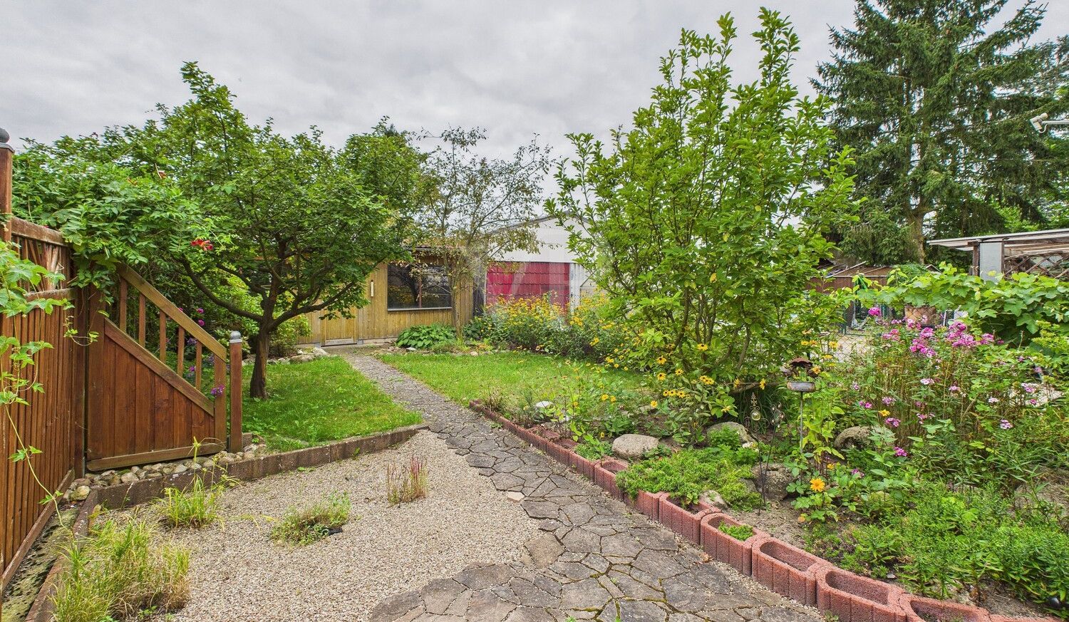 Gartenanteil hinter mittlerer Scheune