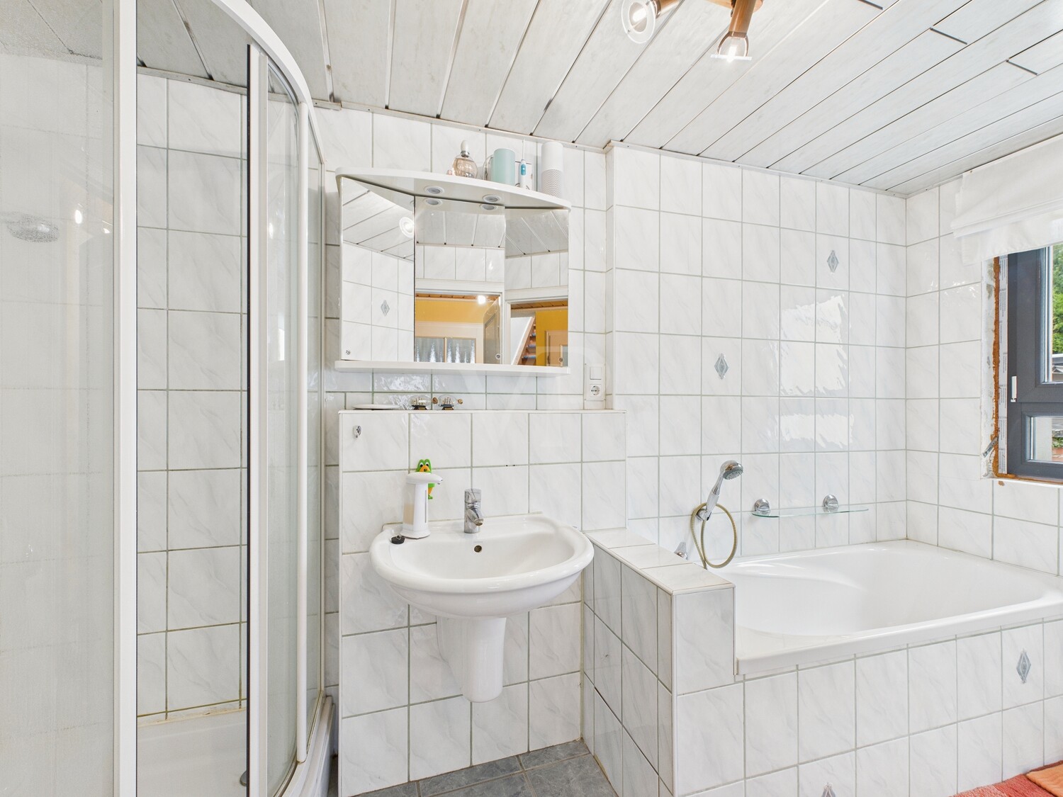 Bad mit Dusche und Badewanne im Erdgeschoss