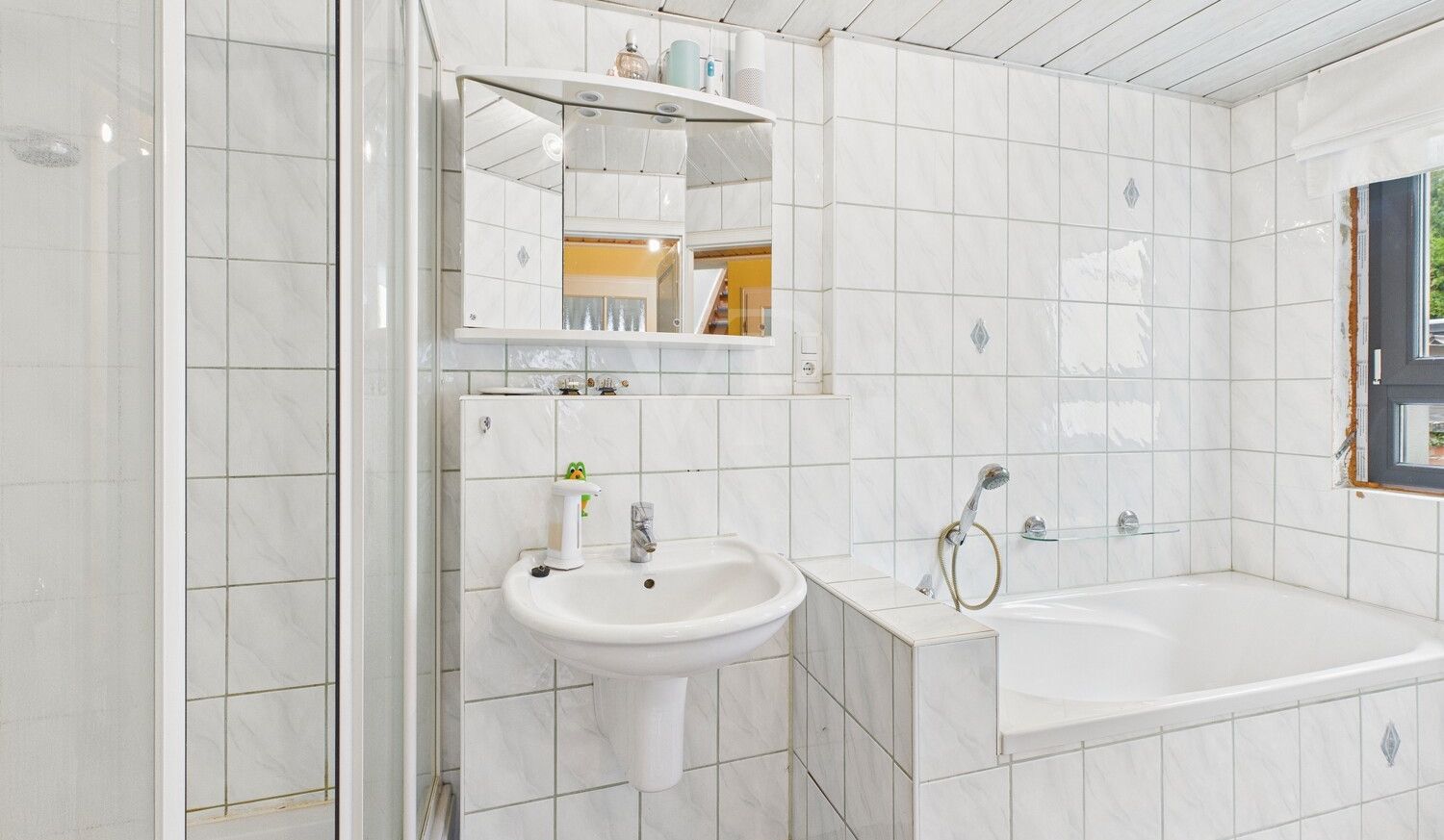 Bad mit Dusche und Badewanne im Erdgeschoss